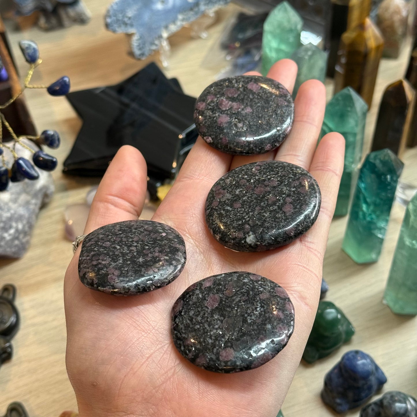 1pcs Garnet In Astrophlitte Palm Stone