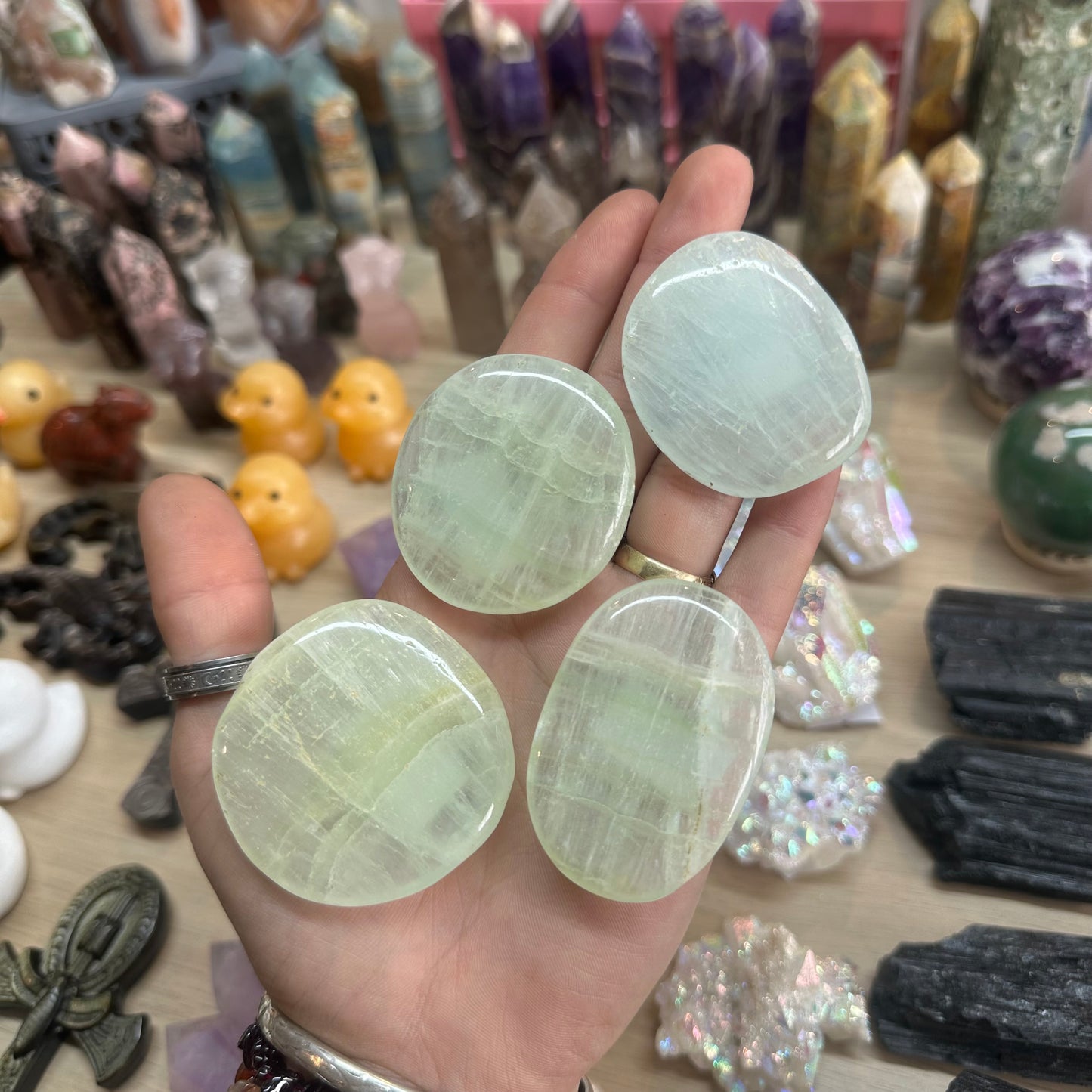 1pcs Pistachio Calcite Palm Stone