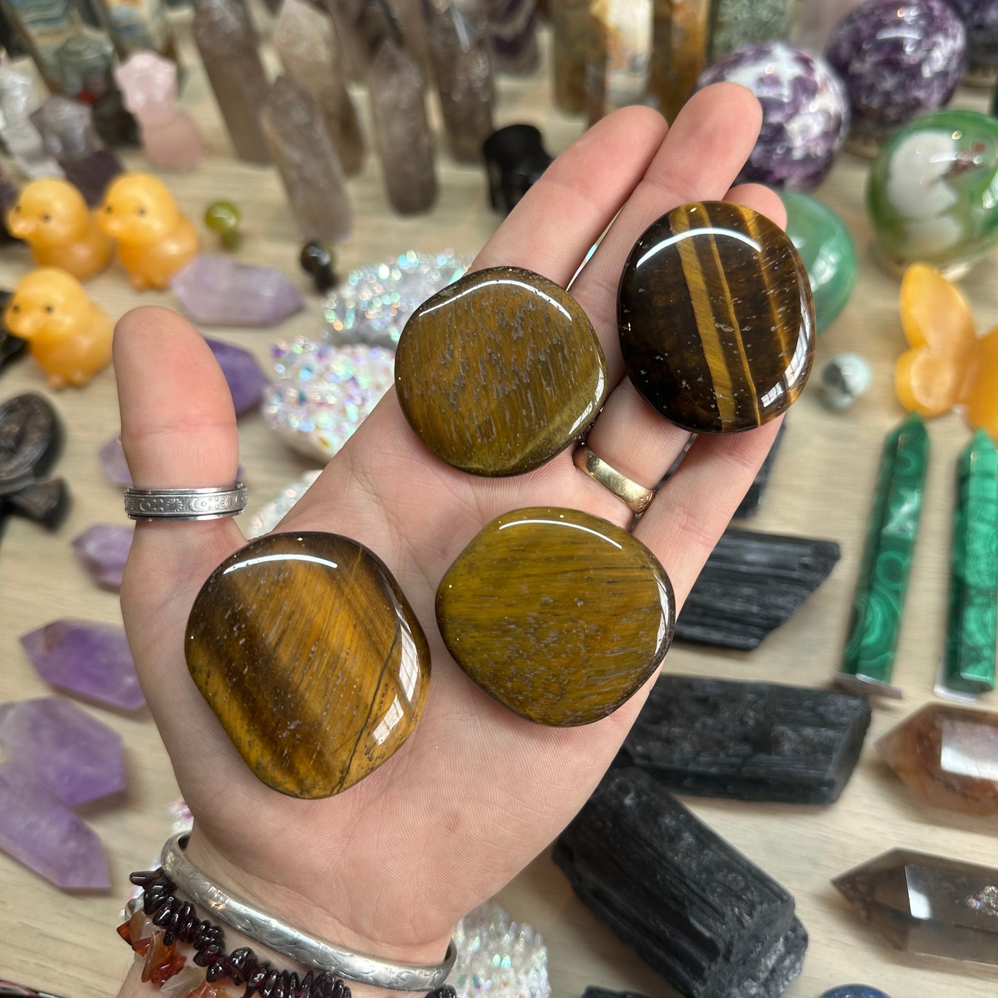 1pcs Tigers Eye Palm Stone