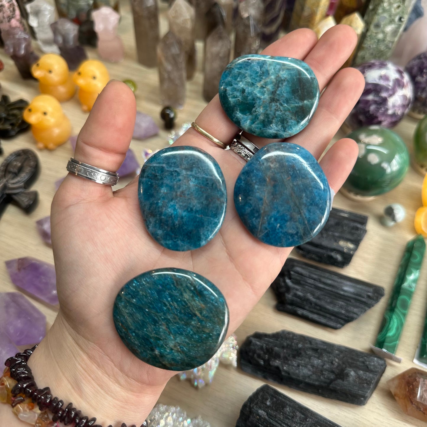 1pcs Apatite Palm Stone