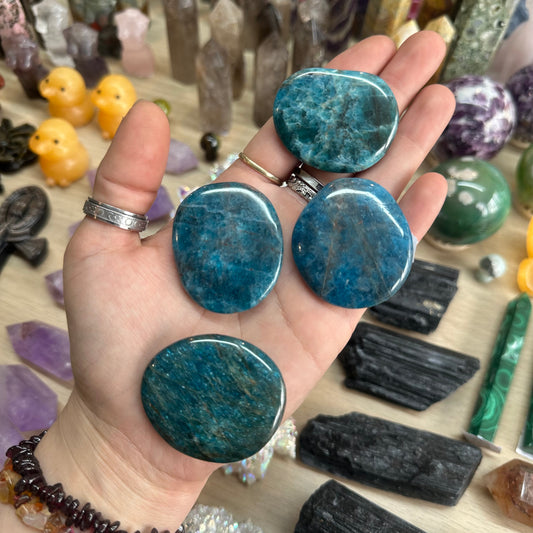 1pcs Apatite Palm Stone