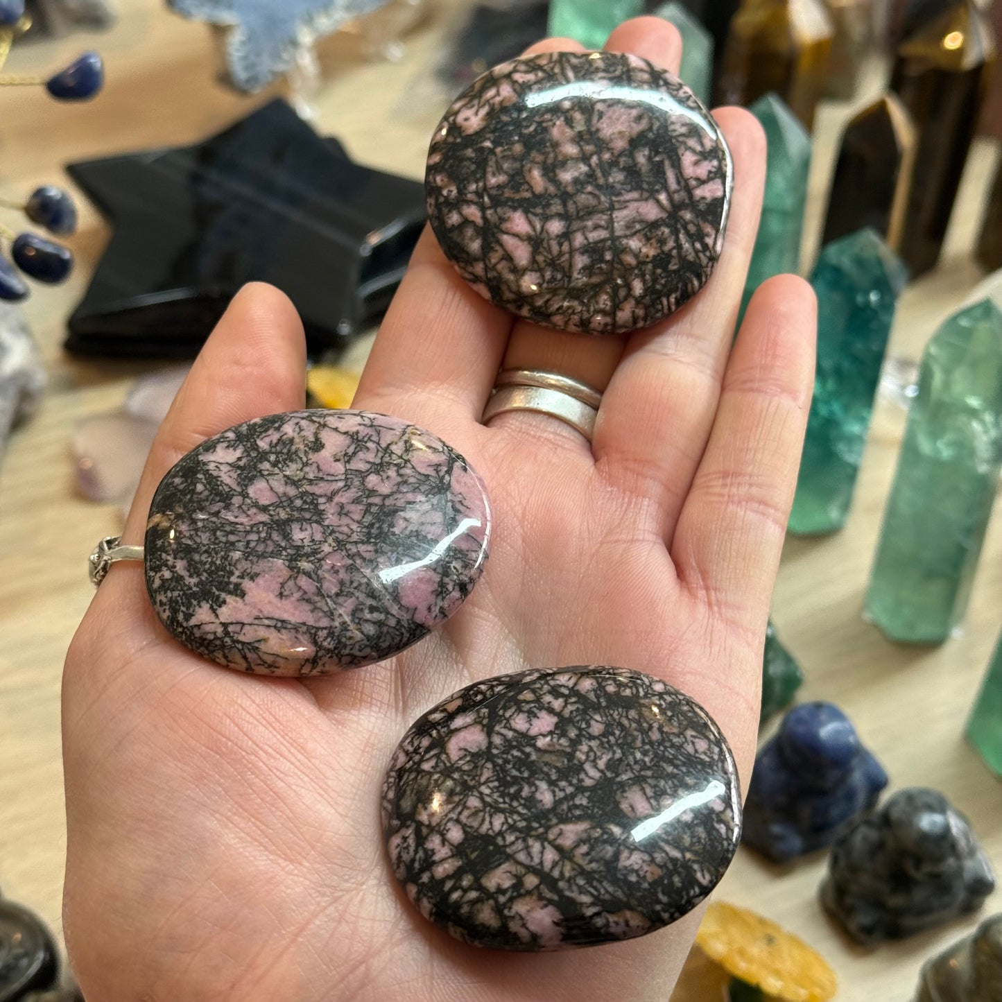 1pcs Rhodonite Palm Stone