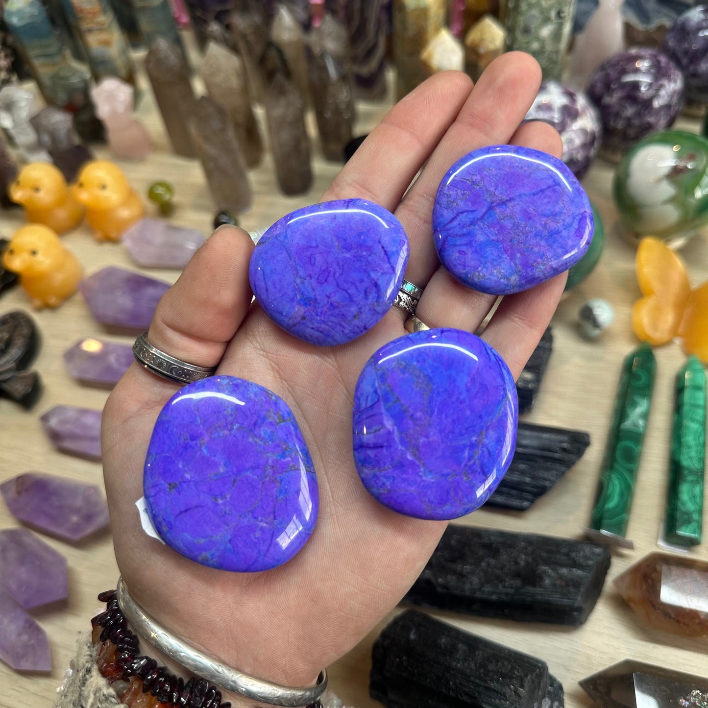 1pcs Dyed Purple Howlite Palm Stone
